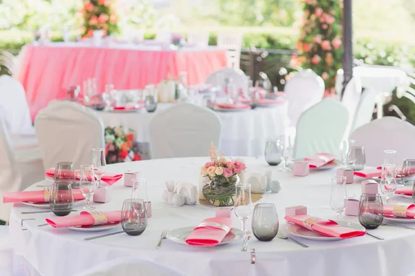 Restoranda Düğün Masası ayarı. Çar ziyafetme.