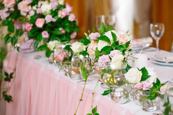 Bruiloft tafel setting in het restaurant. Wed banket. — Stockfoto