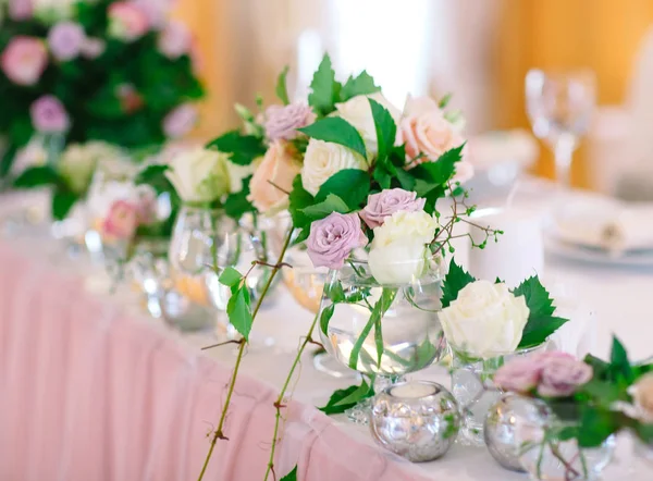 Bruiloft tafel setting in het restaurant. Wed banket. — Stockfoto