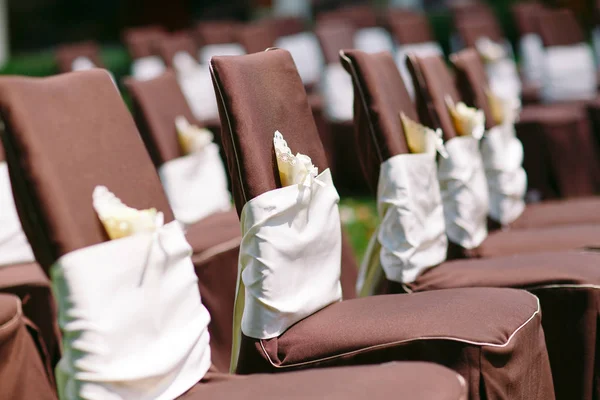 Decorazioni per cerimonia nuziale. Tonalità bianche e marroni di dettagli nuziali . — Foto Stock