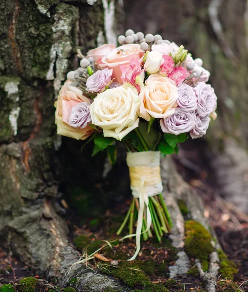 Wedding bouquet as a symbol of tenderness and beauty of the bride — Stock Photo, Image