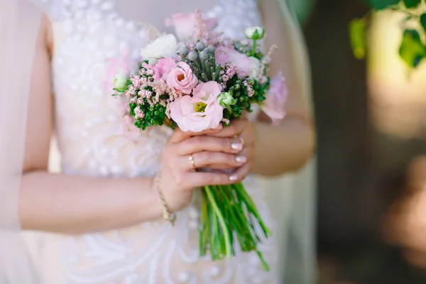 Gelin hassasiyeti ve güzelliği bir sembolü olarak düğün buketi — Stok fotoğraf