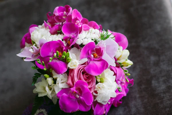 Svatební kytice jako symbol něžnosti a krásy nevěsty — Stock fotografie
