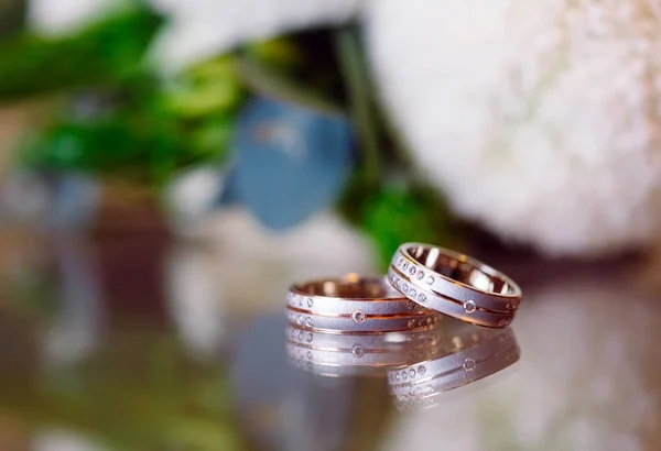 Anéis de casamento como um símbolo de amor e lealdade de perto . — Fotografia de Stock