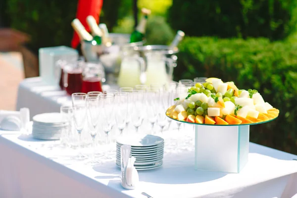 A beautiful fruit bar serving a festive table. — Stock Photo, Image