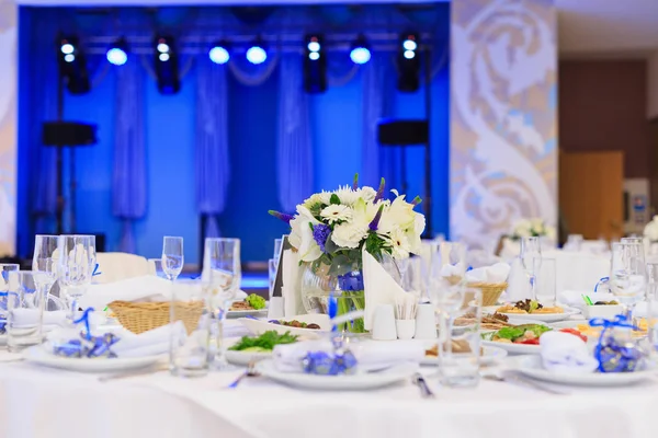 Wedding Table setting in the restaurant. Wed banquet. — Stock Photo, Image