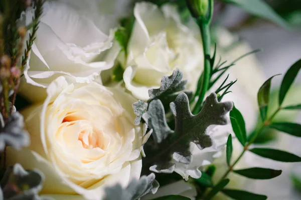 Buquê de casamento como um símbolo de brandura e beleza da noiva — Fotografia de Stock