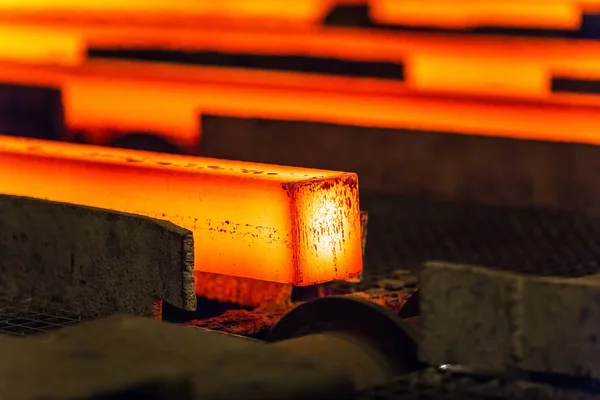 Fioritura di acciaio caldo quadrato sul roll-table. — Foto Stock