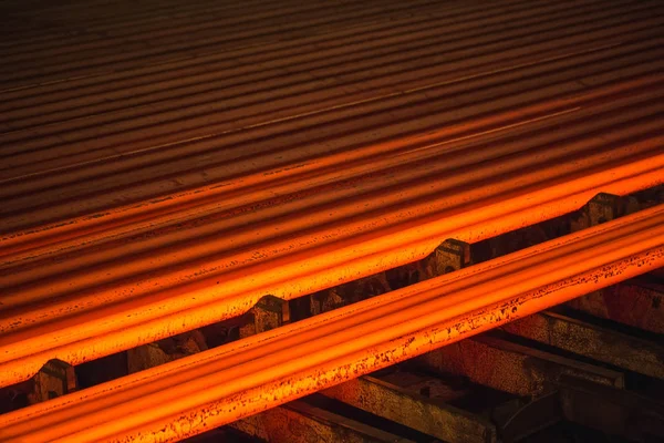 A flor de aço quadrada quente no rolo. Obras de ferro enormes . — Fotografia de Stock