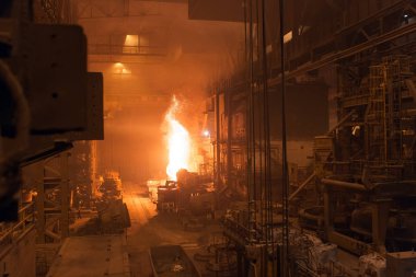 Çelik fabrikasında metal erime. Erime fırınında yüksek sıcaklık. Metalurjik Sanayi.