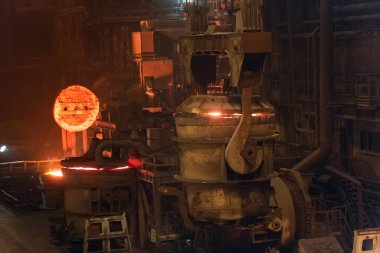 Çelik fabrikasında metal erime. Erime fırınında yüksek sıcaklık. Metalurjik Sanayi.