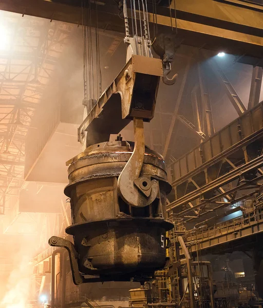 钢铁厂金属熔化。熔炼炉温度高。冶金工业. — 图库照片