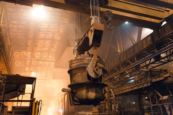 Fundición de metal en una planta de acero. Alta temperatura en el horno de fusión. Industria metalúrgica . —  Fotos de Stock