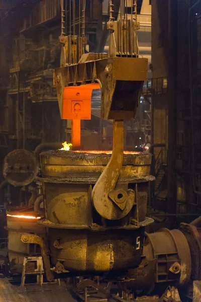 Smelting av metall i et stålverk. Høy temperatur i smelteovnen. Metallurgisk industri . – stockfoto