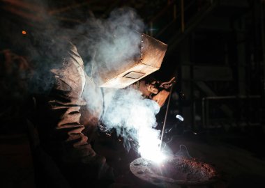 Fabrikadaki sanayi işçisi kaynaklarını kapatıyor..
