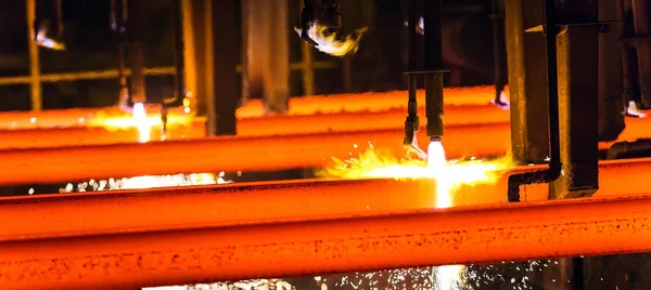 O Steel Billets no Torch Cutting. Obras de ferro enormes . — Fotografia de Stock