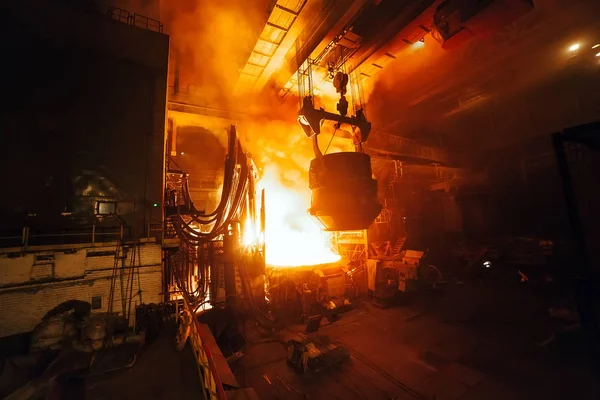 Виробництво сталі в електричних печах. Величезні залізні вироби . — стокове фото