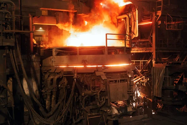 Výroba oceli v elektrických pecích. Obrovská železárna. — Stock fotografie