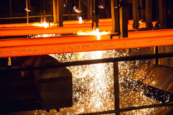 Сталеві заготовки при різанні факела. Величезні металургійний завод. — стокове фото