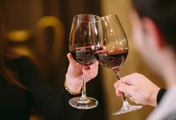 Hombre y mujer bebiendo vino tinto. En la imagen, las manos de cerca con gafas. —  Fotos de Stock