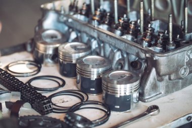 Sökülen araba motoru. Pistonlar, halkalar, krank mili. Servis istasyonu