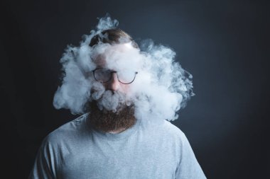 Kavram. Duman kafa adam sardı. Duman ile sakallı, şık bir adam portresi. İkinci el duman.