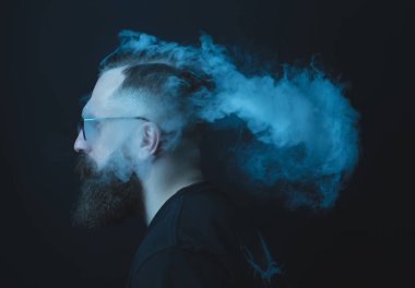 Kavram. Duman kafa adam sardı. Duman ile sakallı, şık bir adam portresi. İkinci el duman.