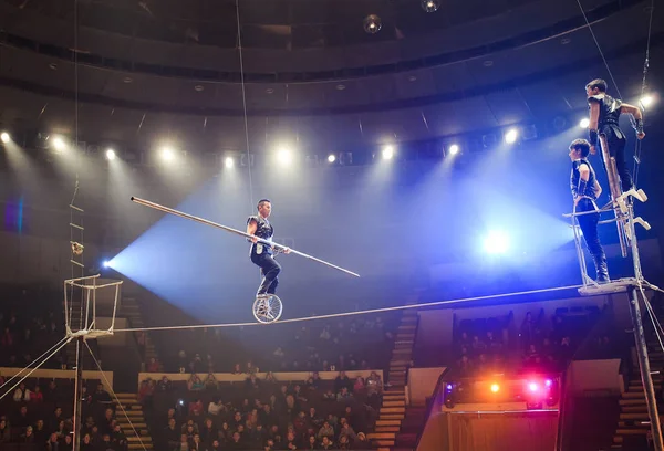 Caminantes de cuerda floja sin miedo en la arena del circo . — Foto de Stock