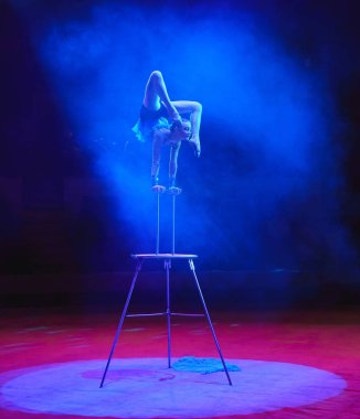 Hava acrobat içinde belgili tanımlık çalmak. Genç bir kız akrobatik öğeleri hava ringde gerçekleştirir.