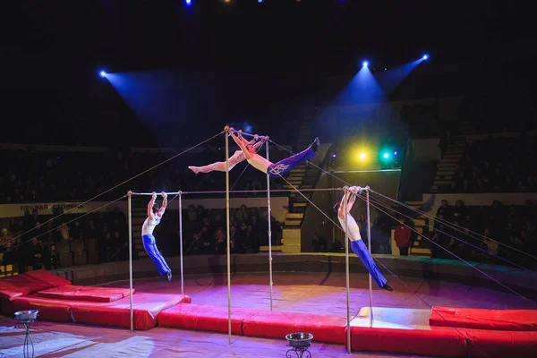 Akrobater utföra övningar på baren i cirkusarena. — Stockfoto