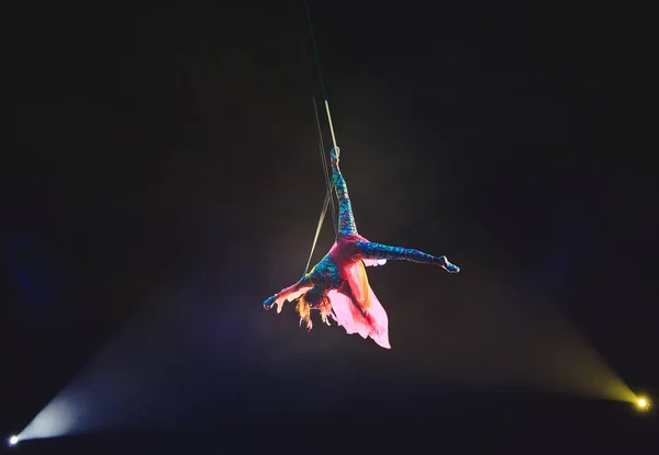 Aerial acrobat in the ring. A young girl performs the acrobatic elements in the air ring. — Stock Photo, Image