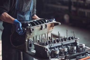Master araba için yeniden inşa edilmiş bir motor toplar