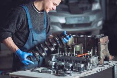 Master araba için yeniden inşa edilmiş bir motor toplar