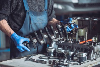 Master araba için yeniden inşa edilmiş bir motor toplar