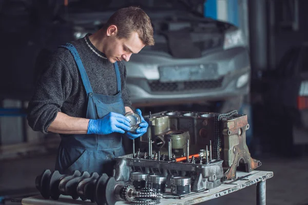 Mestre recolhe um motor reconstruído para o carro — Fotografia de Stock