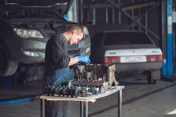 Meister sammelt einen umgebauten Motor für das Auto — Stockfoto