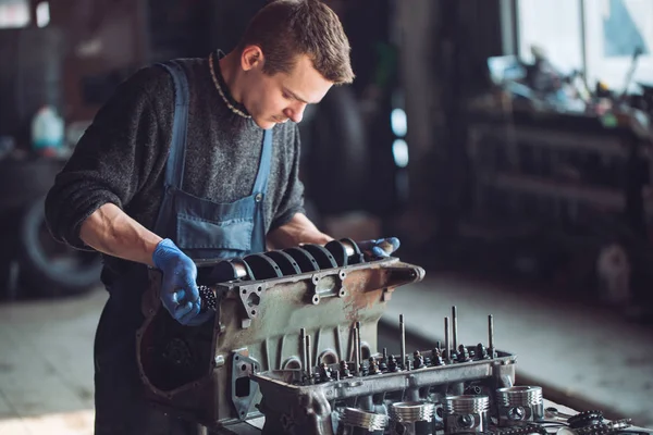 Mestre recolhe um motor reconstruído para o carro — Fotografia de Stock