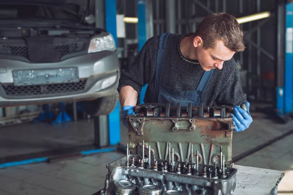 Master araba için yeniden inşa edilmiş bir motor toplar — Stok fotoğraf