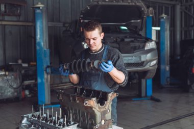 Master araba için yeniden inşa edilmiş bir motor toplar