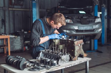 Master araba için yeniden inşa edilmiş bir motor toplar
