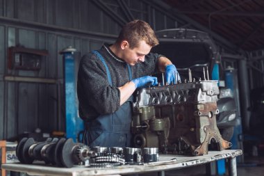 Master araba için yeniden inşa edilmiş bir motor toplar