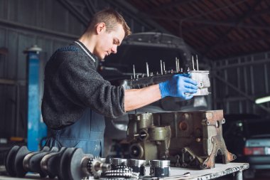 Master araba için yeniden inşa edilmiş bir motor toplar