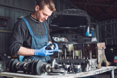 Master araba için yeniden inşa edilmiş bir motor toplar