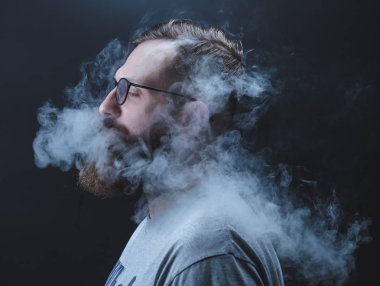 Kavram. Duman kafa adam sardı. Duman ile sakallı, şık bir adam portresi. İkinci el duman.