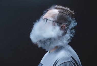 Kavram. Duman kafa adam sardı. Duman ile sakallı, şık bir adam portresi. İkinci el duman.