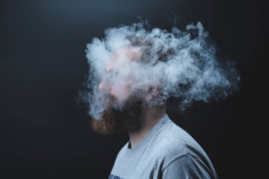 Kavram. Duman kafa adam sardı. Duman ile sakallı, şık bir adam portresi. İkinci el duman.