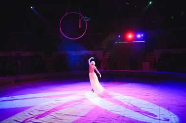 Hava acrobat içinde belgili tanımlık çalmak. Genç bir kız akrobatik öğeleri hava ringde gerçekleştirir.