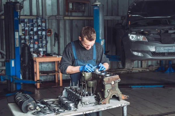 Mistr sbírá na auto přestavěný motor — Stock fotografie