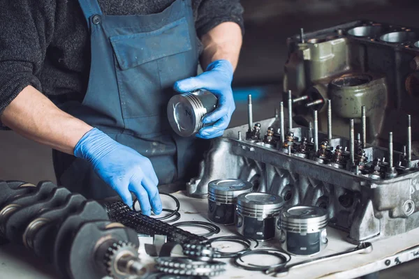 Mestre recolhe um motor reconstruído para o carro — Fotografia de Stock