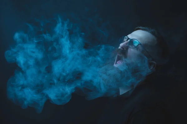 概念。烟雾笼罩着头上的人。一个大胡子, 时尚的人与烟雾的肖像。二手烟. — 图库照片